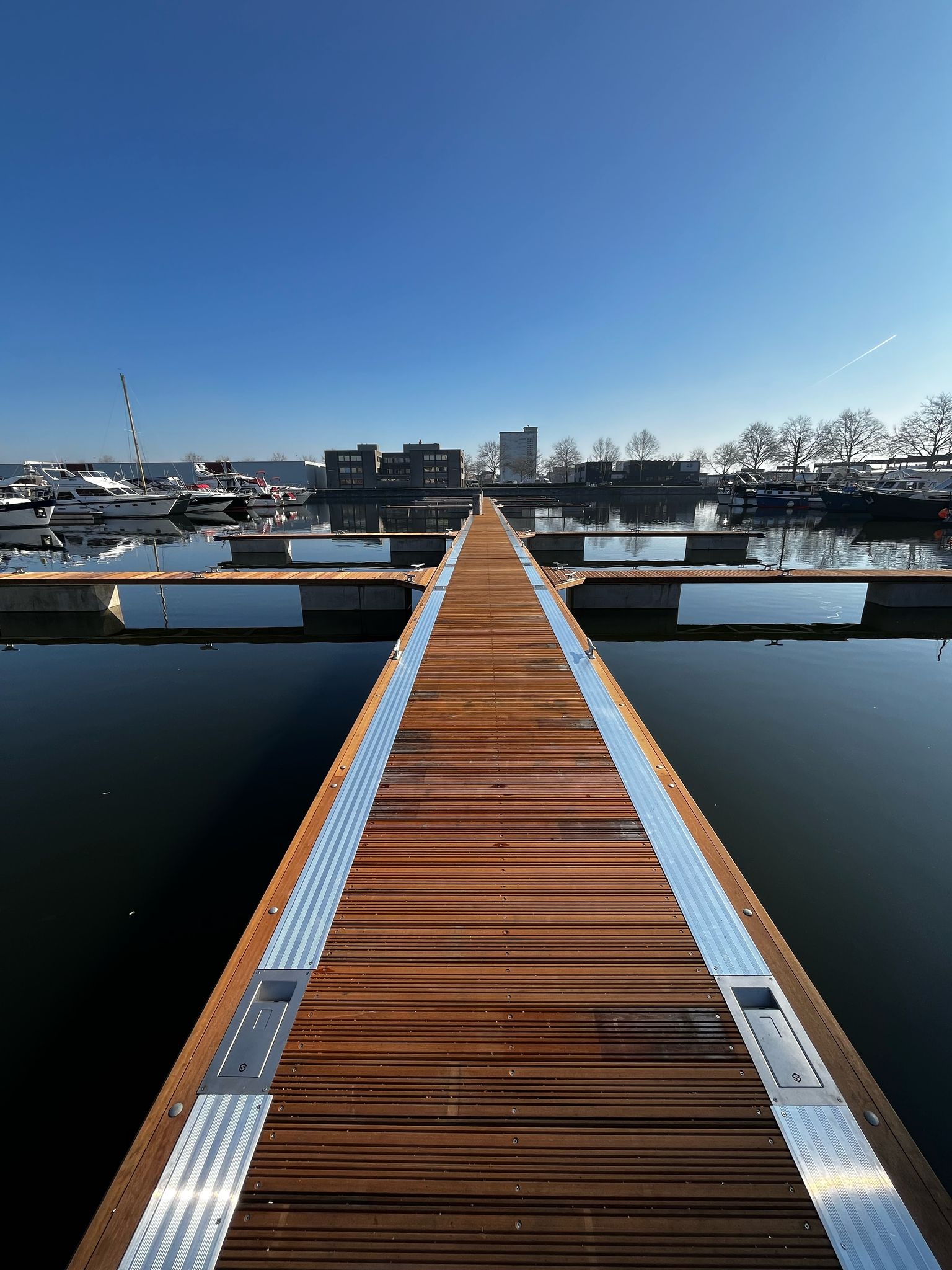 Drijvende steiger Walcon Marine, systeem 21 met hardhouten dekdeel en aluminium frames