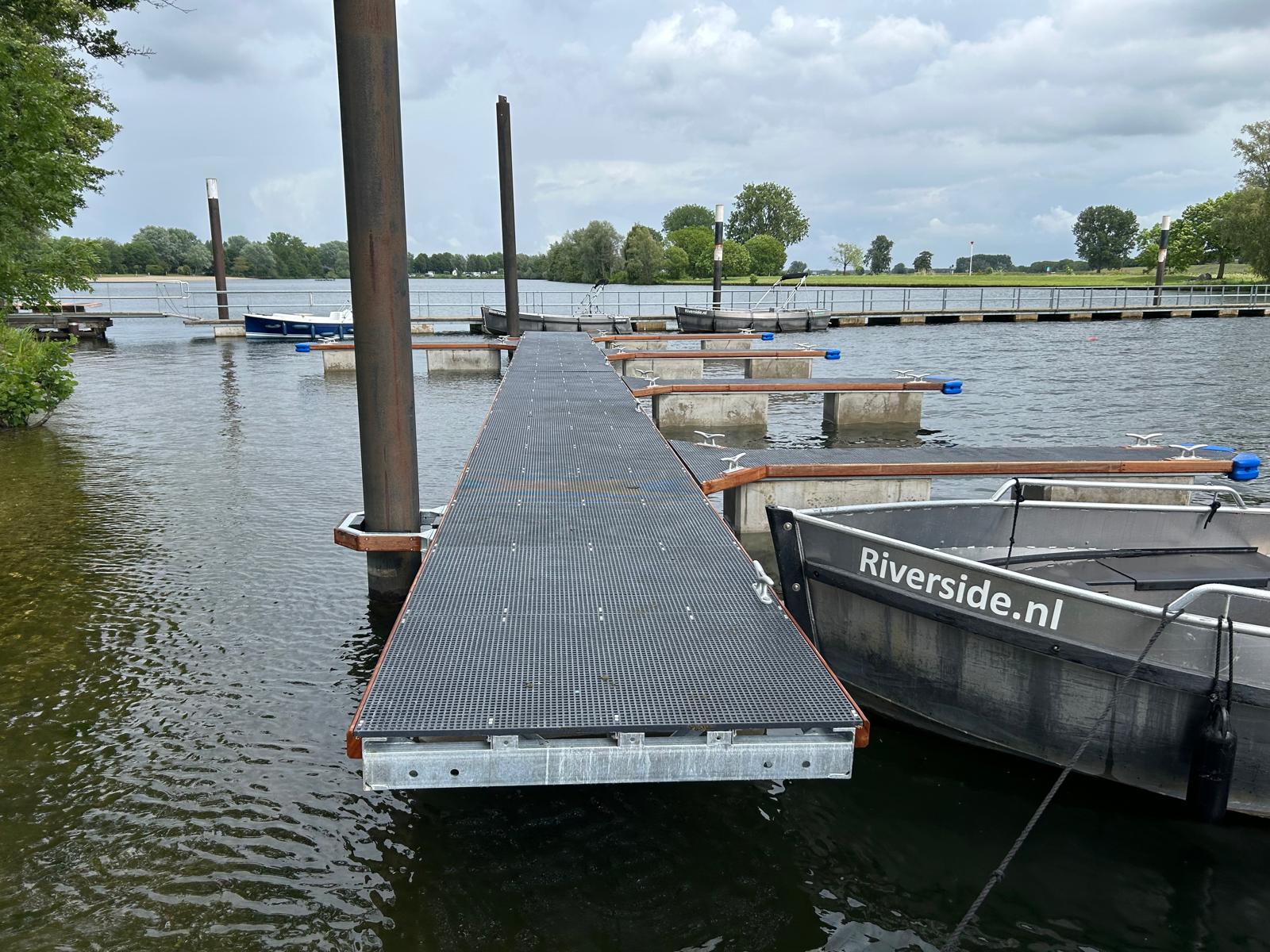 Nieuwe drijvende hoofdsteiger van 23 meter bij Riverside Appeltern, gemonteerd door W2 Support