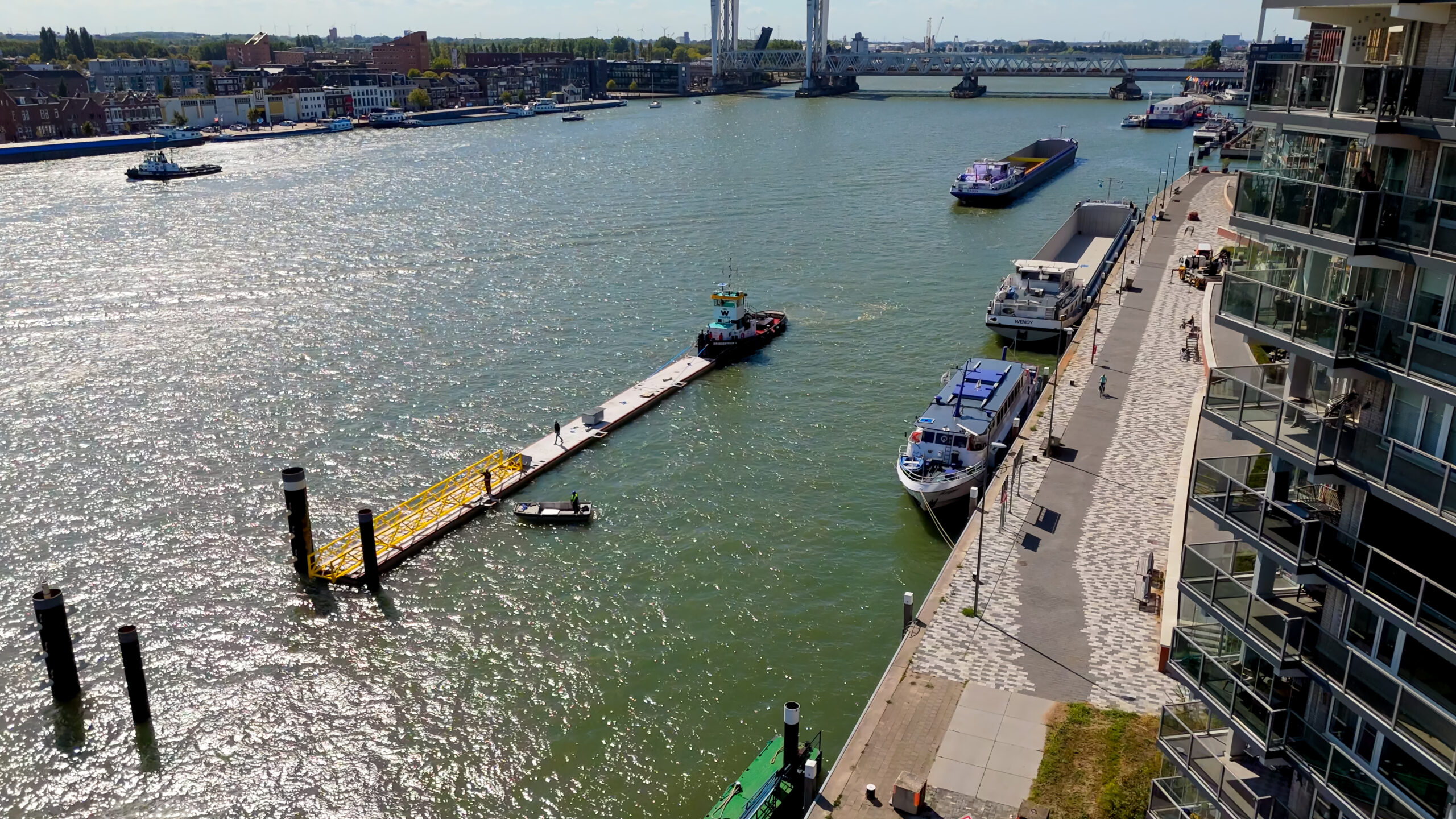 Betonnen drijvende steiger van W2 Support voor Van den Biggelaar Grond- en waterbouw in Zwijndrecht