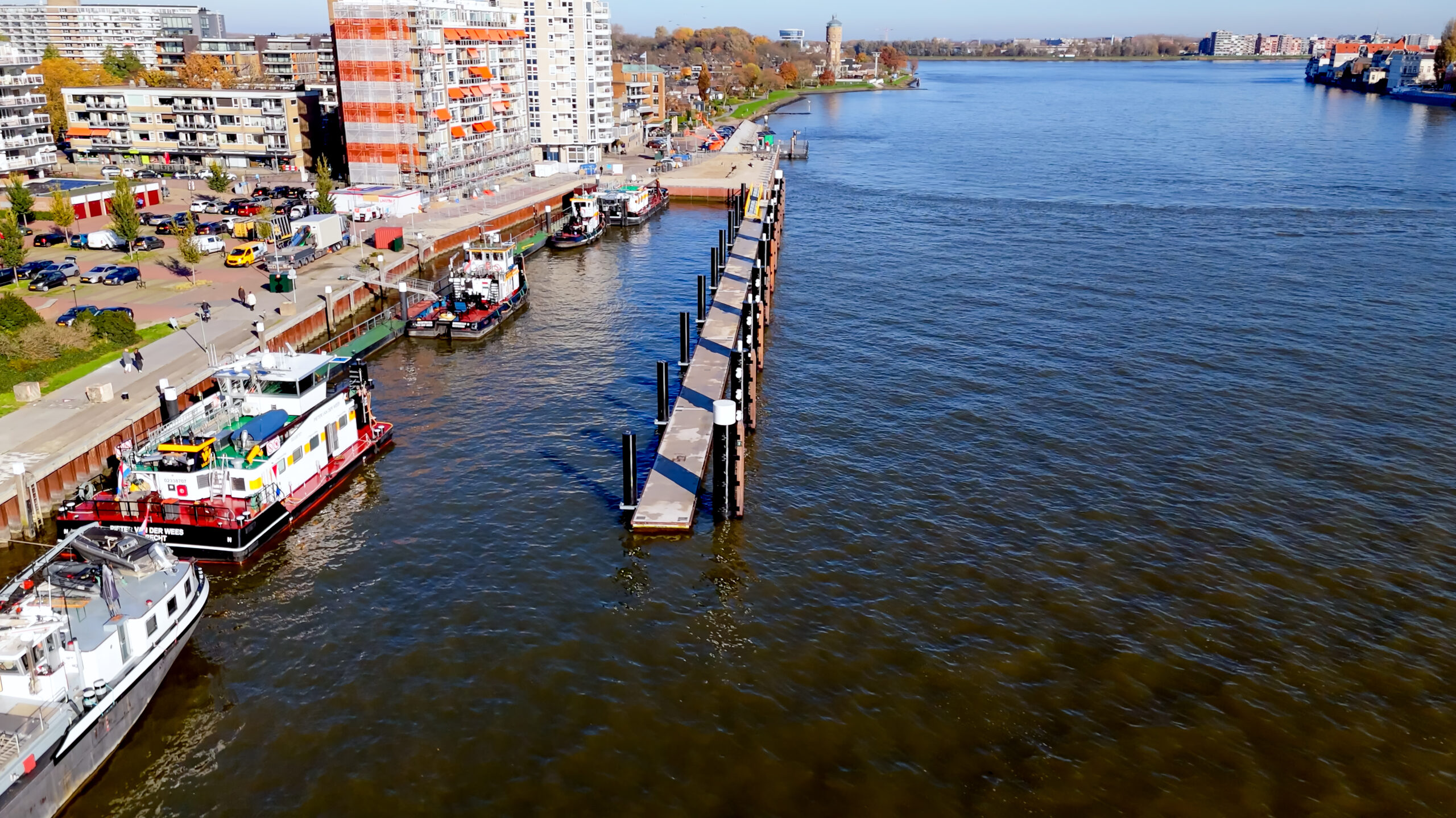 Betonnen drijvende steiger van W2 Support voor Van den Biggelaar Grond- en waterbouw in Zwijndrecht